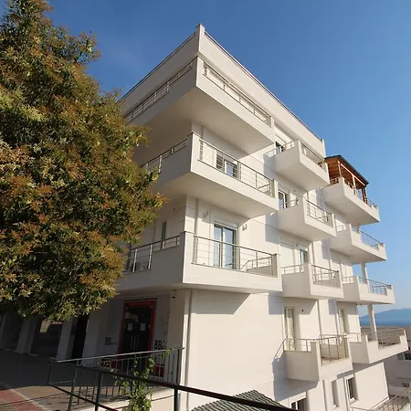 Nefeli Sarande
